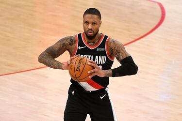 El base es todo en Portland. Esta será su décima temporada en los Blazers y, aunque se han escuchado amagos de rebelión, no parece que tenga mucha intención de salir de su casa hasta conseguir algo grande. Con él, los de Oregón han estado en nueve ocasiones en los playoffs: solo faltaron en su año de rookie. Casi nada. Anotador de raza, le gusta probar a cuánta distancia es capaz el ser humano de conseguir un triple.
