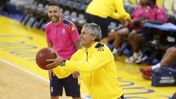 Seti&eacute;n, jugando al basket.