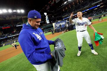 Triunfo y salvado en el juego del título
La dupla de lanzadores zurdos de los Dodgers de Los Ángeles brilló en el Juego 6 de la Serie Mundial. Víctor González entró en la quinta entrada con desventaja en la pizarra. Lanzó 1.1 entradas en blanco con tres ponches y entregó el juego ya con ventaja.
Julio Urías consiguió los últimos siete out con cuatro ponches para darle a los angelinos su primer título de Serie Mundial en 32 años.