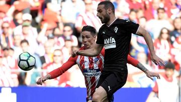 Lomb&aacute;n disputa un bal&oacute;n con Torres.