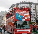 La plantilla recorrió los barrios de Gijón subida en autobús