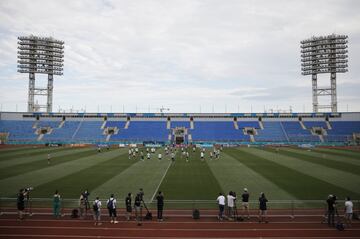 La selección esapñola se ejercita en el estadio Petrovsky.