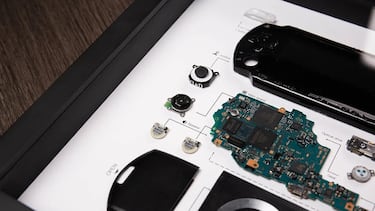 Consolas y mandos despiezados en marcos, la original y elegante decoración que triunfa entre los amantes de la tecnología 