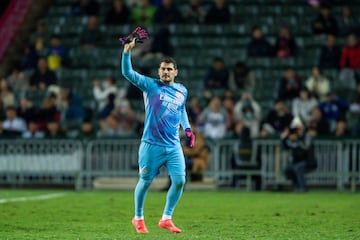 Iker Casillas saluda a la aficin china.