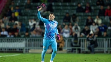 Iker Casillas saluda a la afición china.