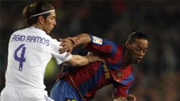 <strong>NO FUE SU DÍA.</strong> Ronaldinho no estuvo bien en el clásico ante el Real Madrid.