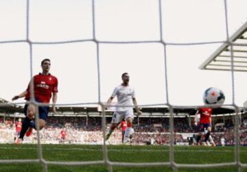 El delantero del Valencia Francisco Alcácer celebra el gol marcado por su compañero, el brasileño Jonas Gonçalves ante el Osasuna.