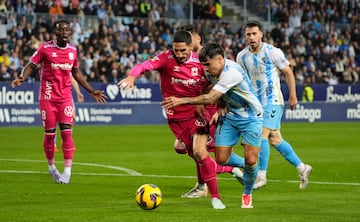 Kevin ante Bodoger en el importante triunfo malaguista que condena al Tenerife.