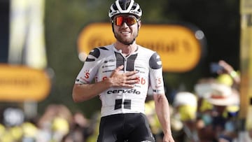 Marc Hirschi celebra su triunfo de etapa en el Tour 2020.