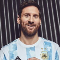 Messi models new Argentina shirt