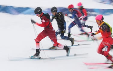 Arno Lietha de Suiza, Nikita Filippov de AIN, Ot Ferrer Martínez de España, Pablo Giner Dalmasso de Francia y Cameron Smith de Estados Unidos en acción durante las semifinales de velocidad masculina de esquí de montaña. 