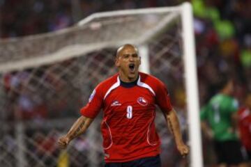 Fue el goleador de Chile en las Eliminatorias rumbo a Sudáfrica y el Mundial lo jugó pese a una molestia física. Las lesiones le pasaron la cuenta para seguir en la Roja. Hoy está retirado.