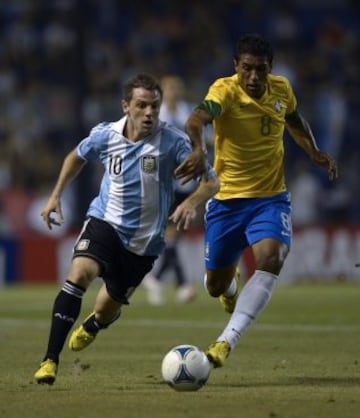 No tuvo mucha continuidad en su etapa por San Lorenzo y llegó a la Universidad de Chile, donde consiguió el Apertura del 2009. Un año después lo citaron a la selección argentina adulta.