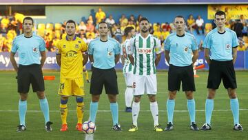 &Oacute;scar Plano antes de arrancar el partido con los &aacute;rbitros.