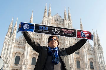 Un buen n¨²mero de aficionados ha viajado a Mil¨¢n para acompa?ar al equipo en la ida de los octavos de final de la Champions League ante el Inter.
