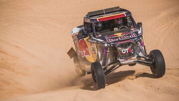 Cristina Guti&eacute;rrez, con el OT3 de Red Bull en el Dakar.