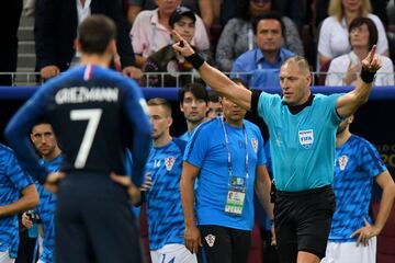 La polémica llegó en el minuto 35 un córner de Francia termina golepando el brazo de Perisic. El árbitro Néstor Pitana, tras consultar con el VAR pitó penalti y Griezmann desde los 11 metros no falló ante Subasic