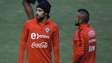 Futbol, entrenamiento de la seleccion chilena. 
 El jugador de la seleccion chilena Arturo Vidal, derecha, habla con Jorge Valdivia durante el entrenamiento en el estadio Monumental Isidro Romero Carbo. Chile enfrenta a Ecuador por las eliminatorias al mundial de Rusia 2018.
 Guayaquil,  Ecuador. 
 04/10/2016 
 Marcelo Hernandez/Photosport**********
 
 Football, Chilean nationat team training session. 
 Chile&#039;s player Arturo Vidal, right, talks with Jorge Valdivia during training session at the Monumental Isidro Romero Carbo stadium.Chile will face with Ecuador for qualifiers world cup Russia 2018. Guayaquil, Ecuador. 
 04/10/2016 
 Marcelo Hernandez/Photosport