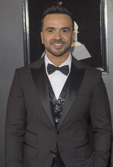 El cantante puertorriqueño Luis Fonsi posa a su llegada al Madison Square Garden de Nueva York, para participar de la 60 edición de los Premios Grammy