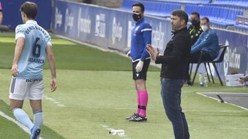 Eduardo Coudet dirige a su equipo durante el enfrentamiento ante el Huesca en El Alcoraz.