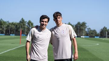 Manu Sánchez y Gabri Veiga, jugadores del Celta, posan antes del inicio de su primer entrenamiento de pretemporada a las órdenes de su nuevo entrenador Rafa Benítez.