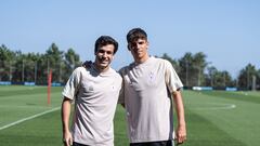 Manu Sánchez y Gabri Veiga, jugadores del Celta, posan antes del inicio de su primer entrenamiento de pretemporada a las órdenes de su nuevo entrenador Rafa Benítez.