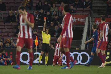 El Atlético trataba de remontar el 1-2 de la ida y Sergi Roberto estaba expulsado. En el 70’ Carrasco vio su segunda amarilla por una falta donde se resbaló. 