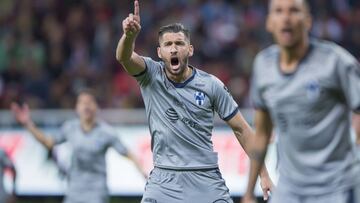 Nicolás Sánchez levanta la mano en partido de la Liga MX
