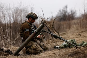 A Ukrainian soldier of the Paratroopers' of 80th brigade awaits order to fire a mortar shell at a frontline position near Bakhmut, amid Russia's attack on Ukraine, in Donetsk region, Ukraine March 16, 2023. REUTERS/Violeta Santos Moura