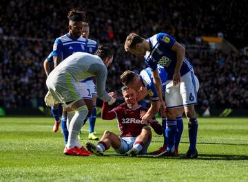 Un seguidor del Birmingham City Football Club ha saltado al terreno de juego durante el encuentro frente al Aston Villa y ha agredido al jugador del Jack Grealish, símbolo de los 'Villanos'.

