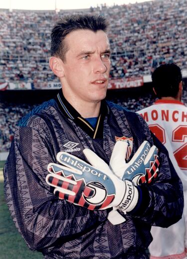 En el FC Barcelona militó dos campañas entre 1988 y 1990 como suplente de Andoni Zubizarreta. En el ejercicio 1990-91, fue fichado por el Sevilla FC, donde echó raíces hasta la temporada 1996-97.