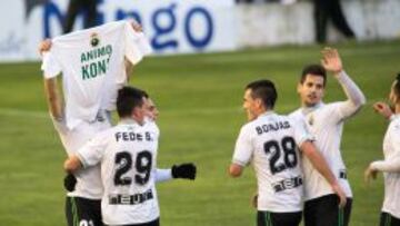 Jugadores del Racing celebran el tanto del empate