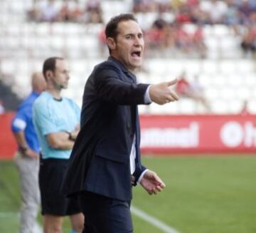 VICENTE MORENO exfutbolista, comenzó su carrera como entrenador en el Xerez CD, al final de la temporada 11/12 donde consigue sacar al equipo jerezano de los puestos de descenso. Es el entrenador del Nástic de Tarragona desde el 2013, consiguió en ascenso a la categoría de plata con el Nástic en la temporada 14/15. Ya en Segunda División se clasificó para los playoff de ascenso, pero fue eliminado por el Osasuna.