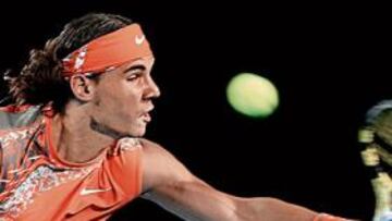 <b>EN LA NOCHE AUSTRALIANA. </b>Nadal inflamó la noche de Melbourne con un traje muy colorido. El español jugó en la pista central, la Rod Laver Arena.