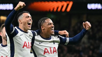 Odobert y Pedro Porro celebran un gol durante el partido de Europa League entre el Tottenham y el AZ Alkmaar.