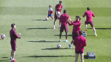 Simeone observa a Carrasco en el entrenamiento. 