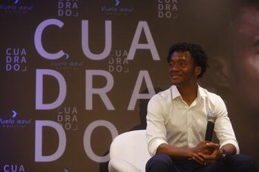 El lateral colombiano de la Juventus, en el día de su cumpleaños 33, presentó en un evento realizado en Medellín la biografia: "Panita, esta es mi historia", en la que cuenta todos los detalles de su vida.