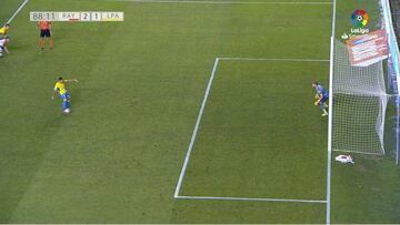 Es desquiciante para todos ya: la repetición del penalti que deja al Rayo casi sin playoff