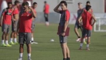 Unai Emery, en la sesi&oacute;n de entrenamiento de hoy. 