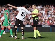 VALENCIA, 01/03/2026.- El centrocampista del Valencia Javi Guerra y el árbitro Cordero Vega, durante el partido de la jornada 26 de LaLiga entre el Valencia y el Osasuna, este domingo en el estadio de Mestalla en Valencia.-EFE/ Biel Aliño