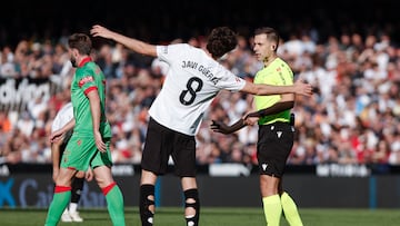 VALENCIA, 01/03/2026.- El centrocampista del Valencia Javi Guerra y el árbitro Cordero Vega, durante el partido de la jornada 26 de LaLiga entre el Valencia y el Osasuna, este domingo en el estadio de Mestalla en Valencia.-EFE/ Biel Aliño
