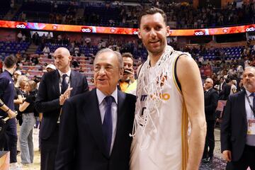 Florentino Pérez, presidente del Real Madrid, con Rudy Fernández, capitán del conjunto blanco.