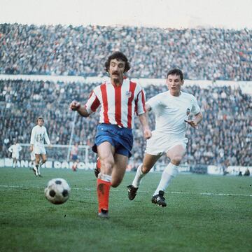 El lateral izquierdo del Atlético nos dejó el pasado 29 de marzo y la familia atlética lamentó la pérdida de uno de sus jugadores legendarios. Jugó desde 1970 hasta 1980 en el Atlético, aunque fue cedido al Burgos en la campaña 71-72. Fue el '3' del Atlético durante esa década y sustituyó a Isacio Calleja en el lateral zurdo. Complicada misión pero cumplió con creces. Con su indiscutible bigote y su melena al aire ganó dos Ligas, una Copa y una Intercontinental. Fue internacional por España en 13 ocasiones. 