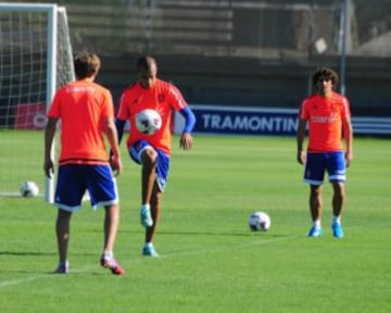 Ricardo Guzmán Pereira domina la pelota en el entrenamiento del lunes de la U.