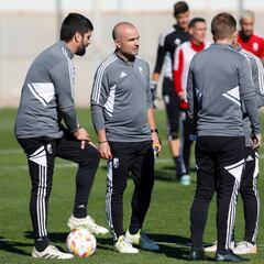 Paco López encuentra su once