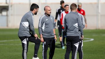 Paco L¨®pez con su equipo durante un entrenamiento del Granada