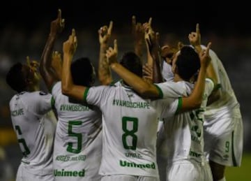 Los jugadores del Chapecoense celebran el primer gol dedos al cielo recordando a los integrantes de la plantilla que fallecieron en el trágico accidente aérero.