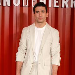 Jaime Lorente entierra el hacha de guerra con Shakira: “Que me llame”