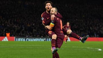 Barcelona&#039;s Argentinian striker Lionel Messi celebrates with Barcelona&#039;s Spanish midfielder Andres Iniesta (R) after scoring their first goal during the first leg of the UEFA Champions League round of 16 football match between Chelsea and Barcel