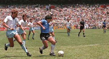 No todo fue la ‘Mano de Dios’ en los cuartos de final entre Inglaterra y Argentina. Diego Armando Maradona hizo vibrar el Estadio Azteca con uno de los goles más sublimes del fútbol. Al 55’ del segundo tiempo, el astro argentino se quitó a seis jugadores, inició desde el medio campo y concluyó la jugada en el área rival donde dribló al portero para después empujar el balón en las redes.